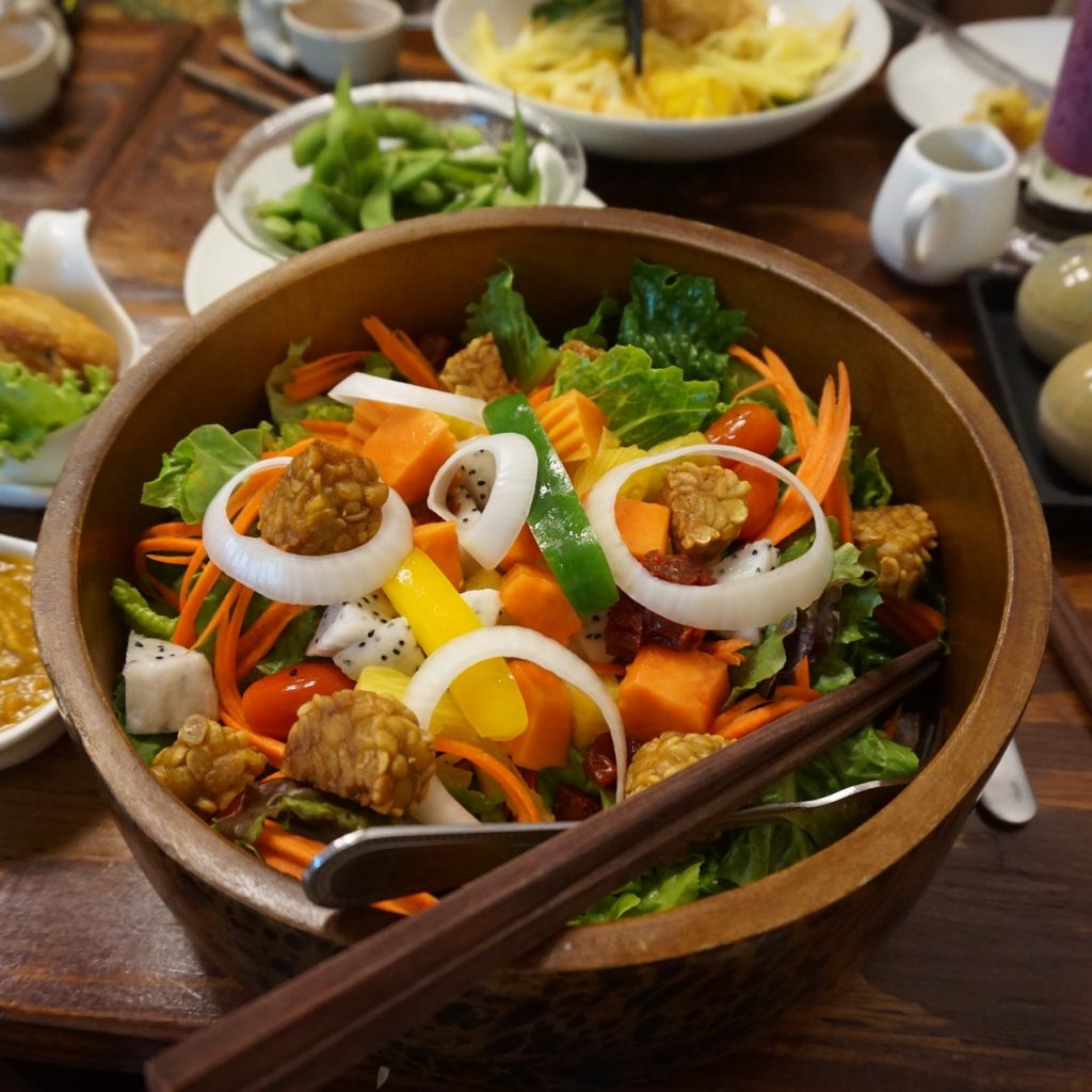 salad with tempeh