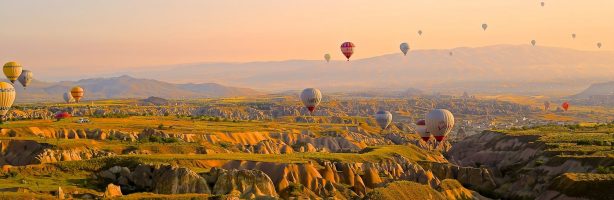 Cappdocia Turkey hot air ballons panorama